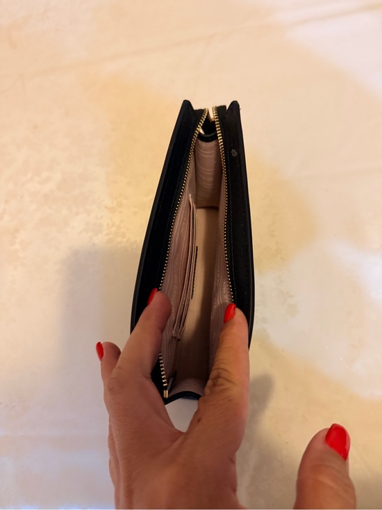 kate spade Handbags - Kate Spade Classic Black Women's Zip Wallet - Neutral Interior
